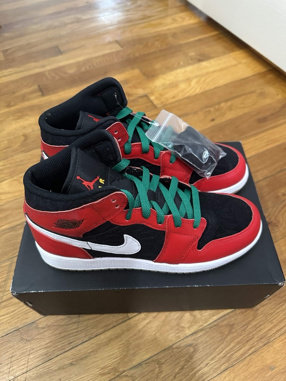 *Slightly Used* Jordan 1 Mid Big Kid Black Red (DQ8418-006) Size 7Y